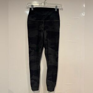 Alo High Waist‎ Airlift 7/8 black camo leggings